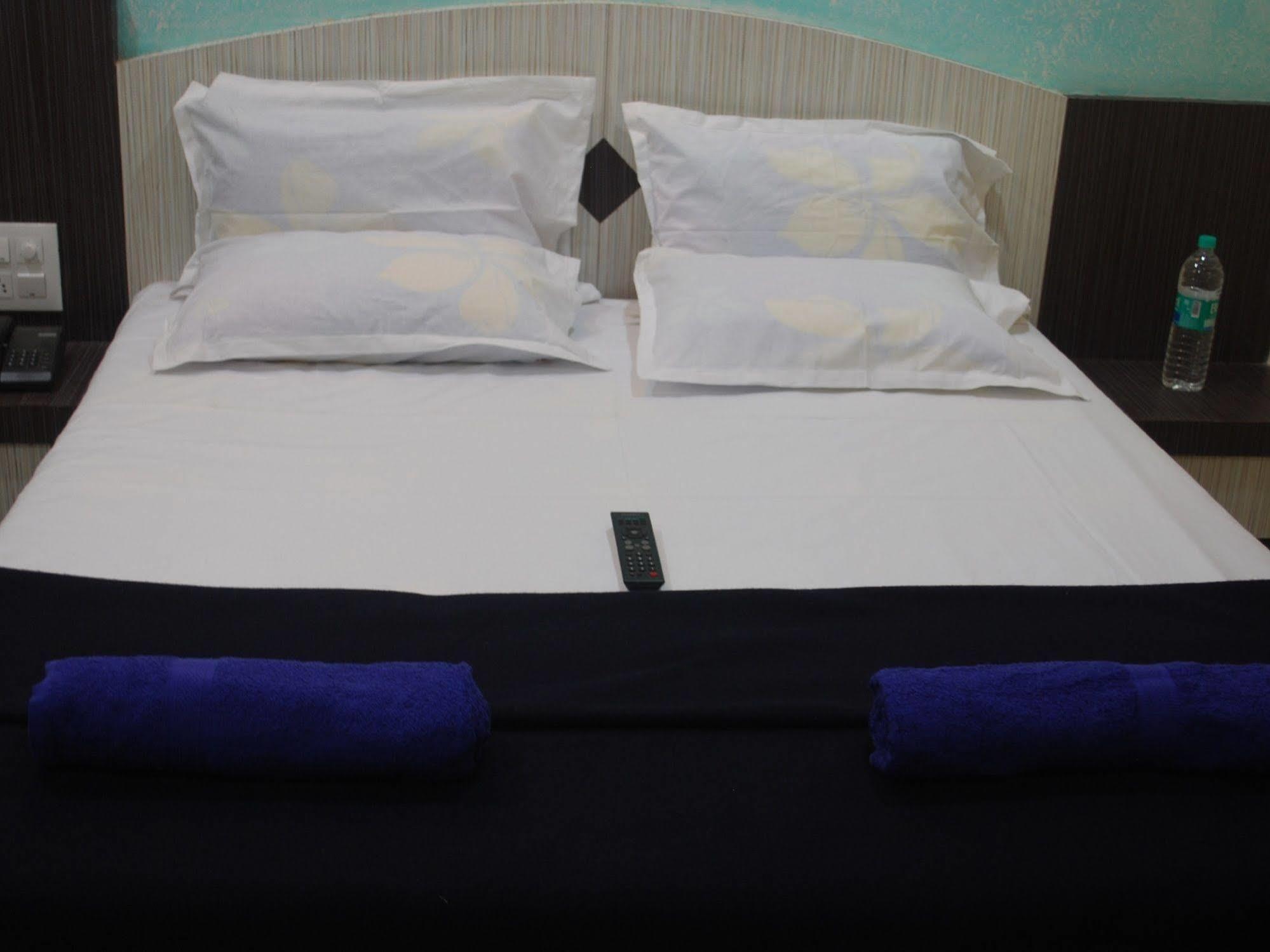 Hotel Disha Palace Shirdi Exterior foto