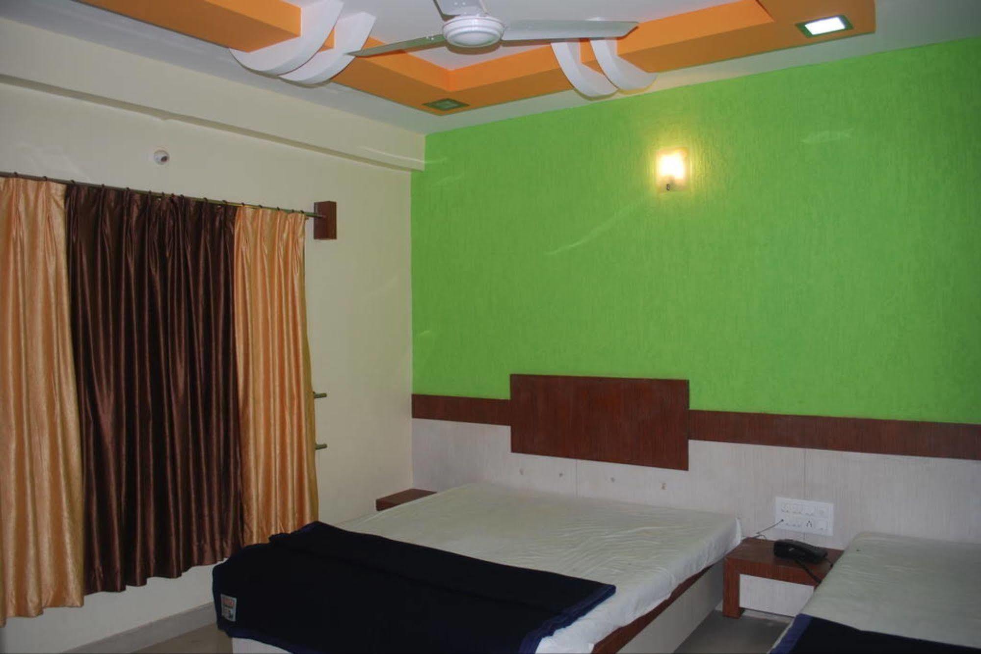 Hotel Disha Palace Shirdi Exterior foto